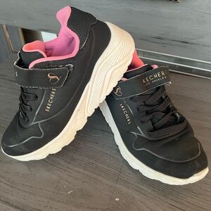 Skechers girls Black Sneakers with Pink Highlights pre owned size 3